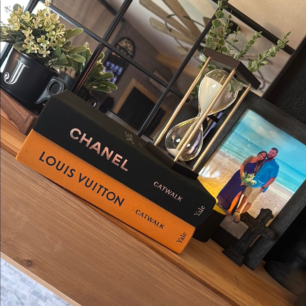 🖤CHANEL•Catwalk•Coffee Table Book•NWT🖤 - Picture 2 of 8